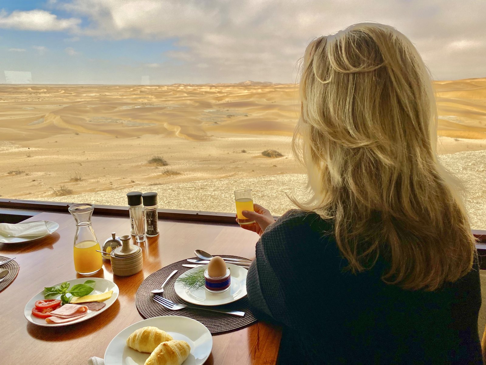 Breakfast with a wide desert view