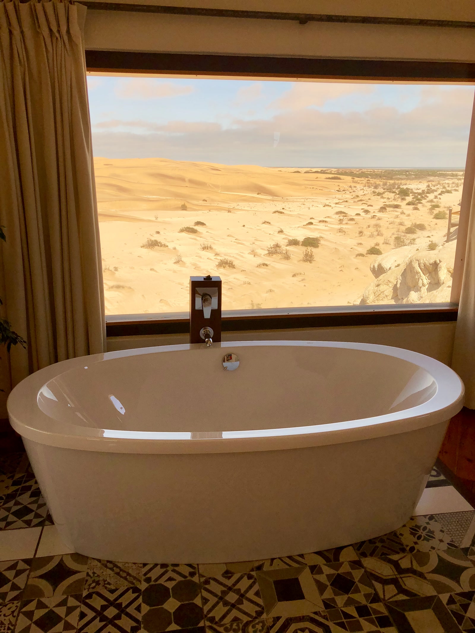 Desert Breeze bathtub with a wide desert view